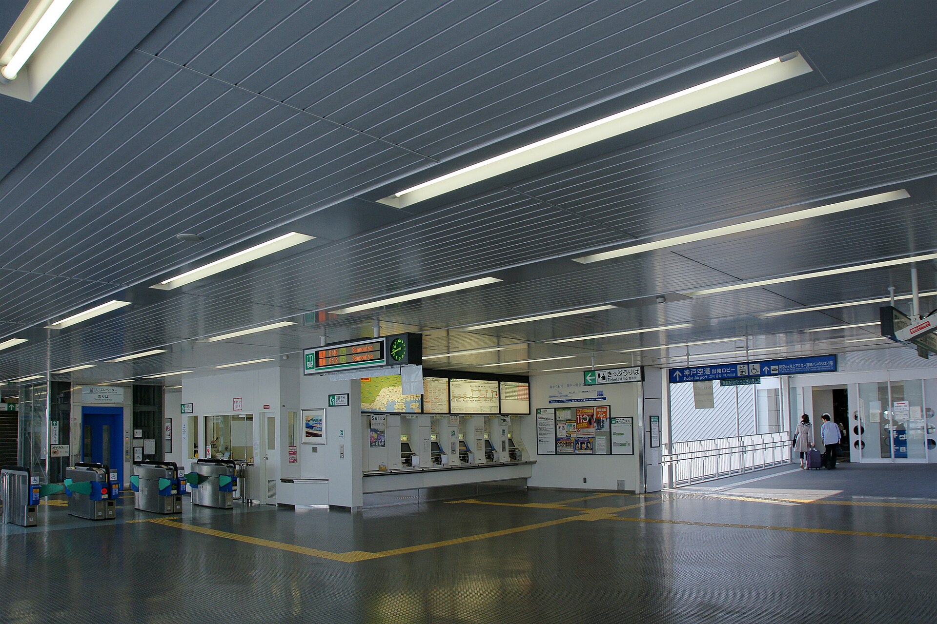 ポートライナー神戸空港駅の改札と券売機